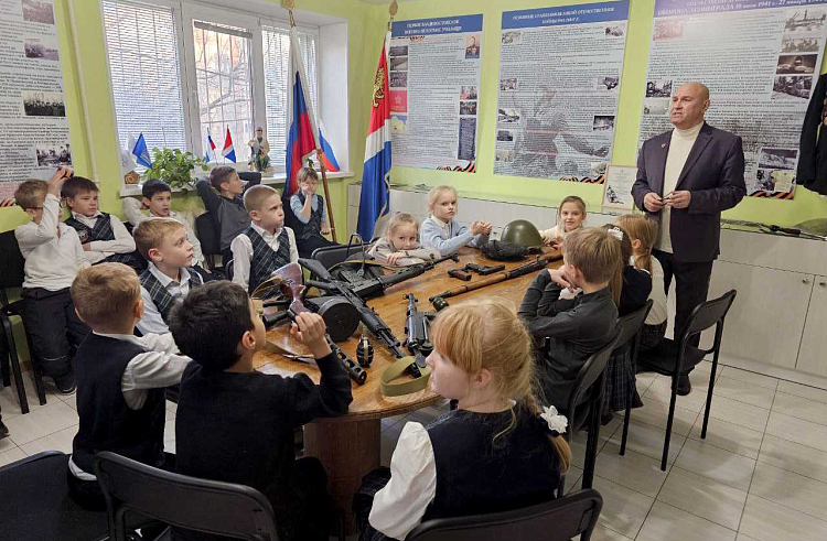 Почти 3 тысячи школьников Владивостока стали участниками уроков мужества от ветеранов. Почти 3 тысячи школьников Владивостока стали участниками уроков мужества от ветеранов.