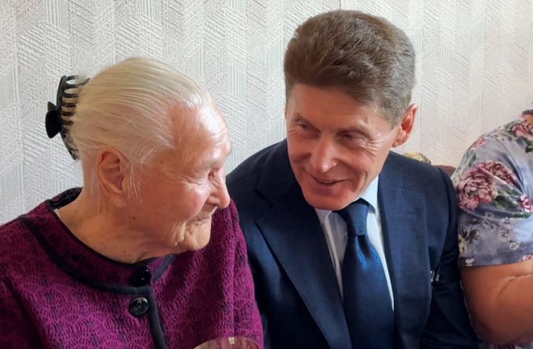 Олег Кожемяко поздравил ветерана труда Марию Зырянову с юбилеем. Олег Кожемяко поздравил ветерана труда Марию Зырянову с юбилеем.