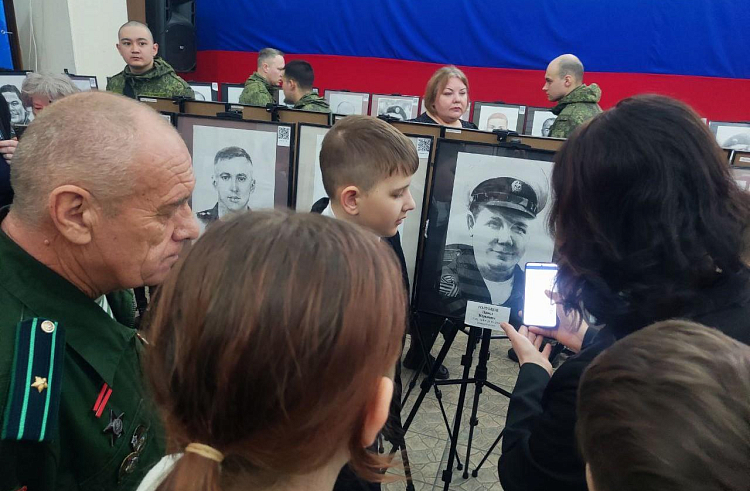 #ПозывнойКультура: выставка «Портрет героя» открылась в Октябрьском округе Приморья. #ПозывнойКультура: выставка «Портрет героя» открылась в Октябрьском округе Приморья.