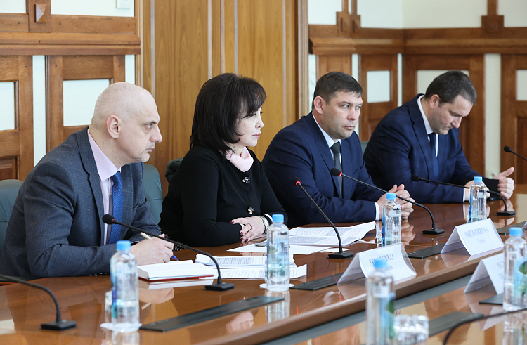 Вера Щербина поблагодарила Генконсула Вьетнама за плодотворную работу во Владивостоке. Вера Щербина поблагодарила Генконсула Вьетнама за плодотворную работу во Владивостоке.
