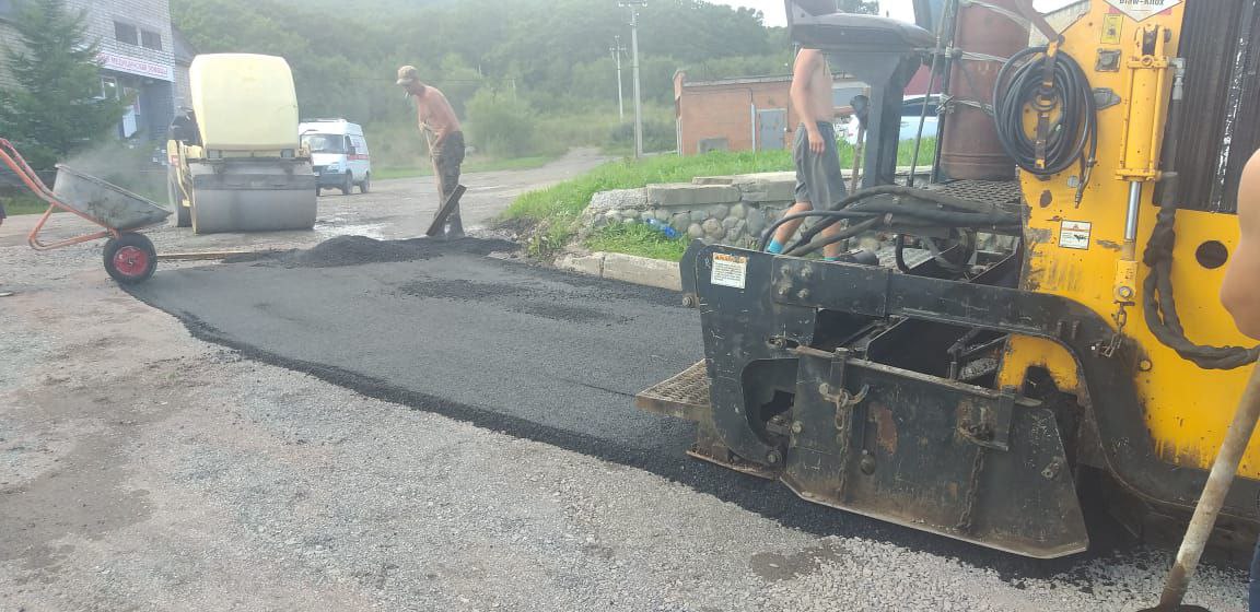 Подготовлено основание для укладки асфальта к зданию, где расположено отделение &quot; Скорой помощи&quot;. Пластун..