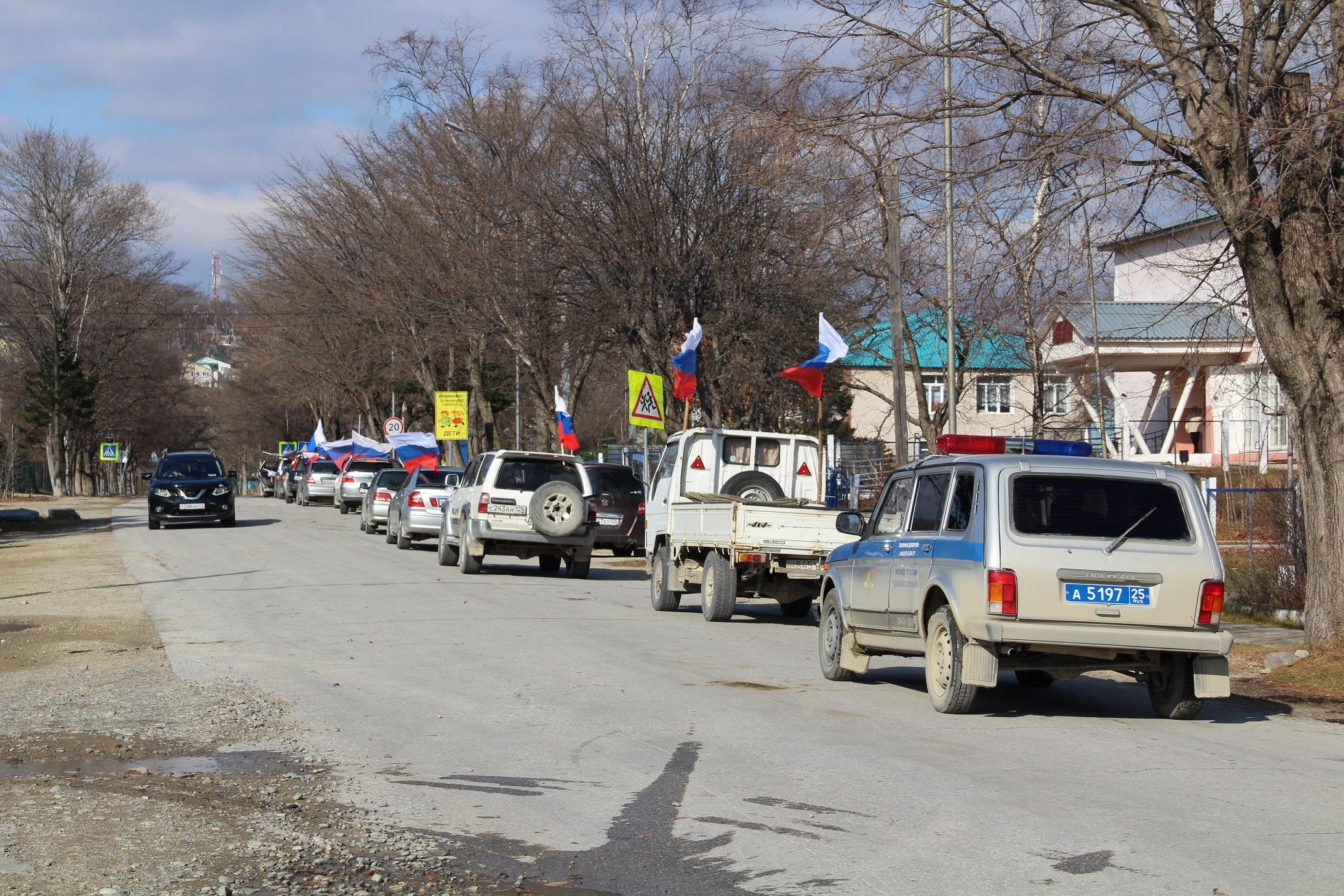 Сегодня, накануне одного из важнейших государственных праздников России - Дня народного единства, в посёлке Терней состоялся автопробег..