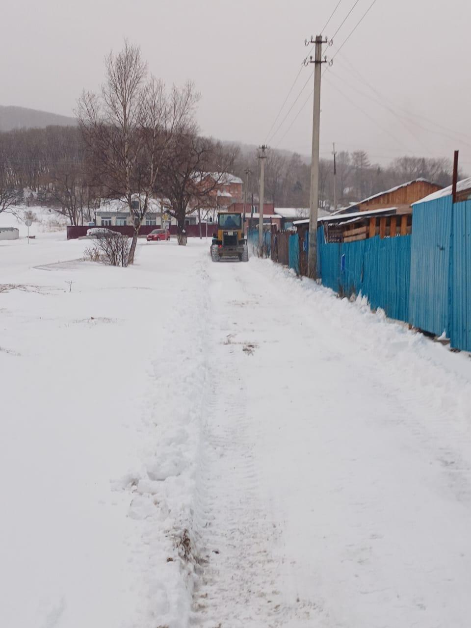 ОАО &quot;Строитель&quot; проводит очистку дорог  в п. Пластун..