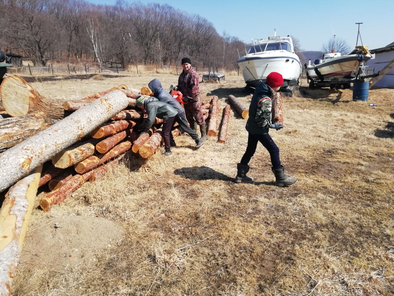 Помощь в распиловке дров оказана матери добровольца СВО в с. Амгу.